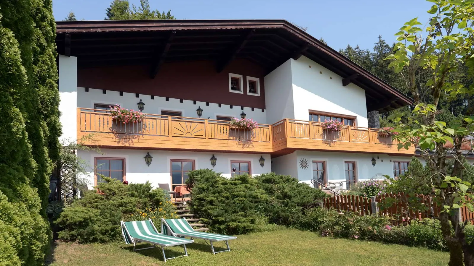 Unser Haus mit der Terrasse vor den Zimmern und der Liegewiese zum Entspannen